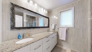 Shower, hair dryer, towels, soap - Spacious 4BR House in North York Near Transit (Yonge & Sheppard) (Toronto)