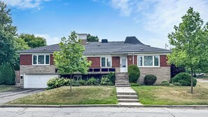 Exterior - Spacious 4BR House in North York Near Transit (Yonge & Sheppard) (Toronto)