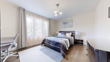 4 bedrooms, iron/ironing board, WiFi, bed sheets