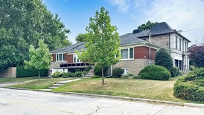 Exterior - Spacious 4BR House in North York Near Transit (Yonge & Sheppard) (Toronto)