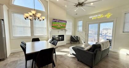 Beach Block Downtown Luxury Walk to Everything!