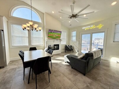 Beach Block Downtown Luxury Walk to Everything!