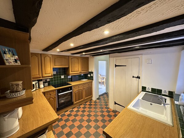 Cottage | Private kitchen | Cookware/dishes/utensils - Hop Cottage (Petersfield)