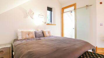 2 bedrooms, individually decorated, individually furnished, free WiFi