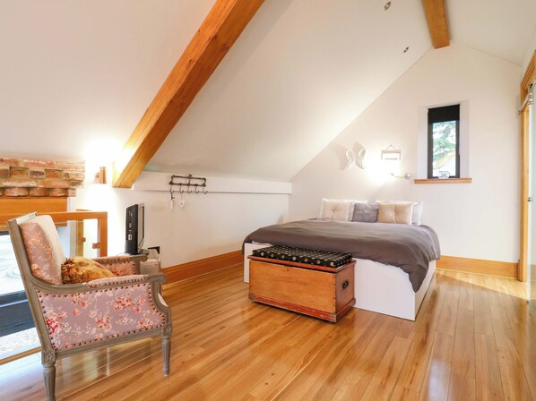 2 bedrooms, individually decorated, individually furnished, free WiFi