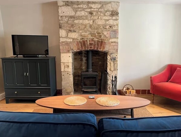 Living area - Quaint 2-bedroom cottage in charming Northleach perfect for relaxing (Northleach)