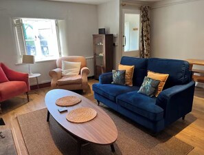Living area - Quaint 2-bedroom cottage in charming Northleach perfect for relaxing (Northleach)