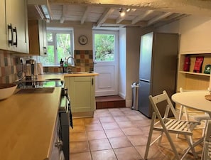 Private kitchen - Quaint 2-bedroom cottage in charming Northleach perfect for relaxing (Northleach)