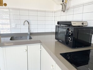 Een koelkast, een microgolfoven, een koffiezetapparaat/waterkoker