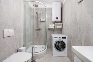 Shower, towels, soap, toilet paper - 2 bedroom apartment S1 in Villa Marealto with pool and garage (Ičići)