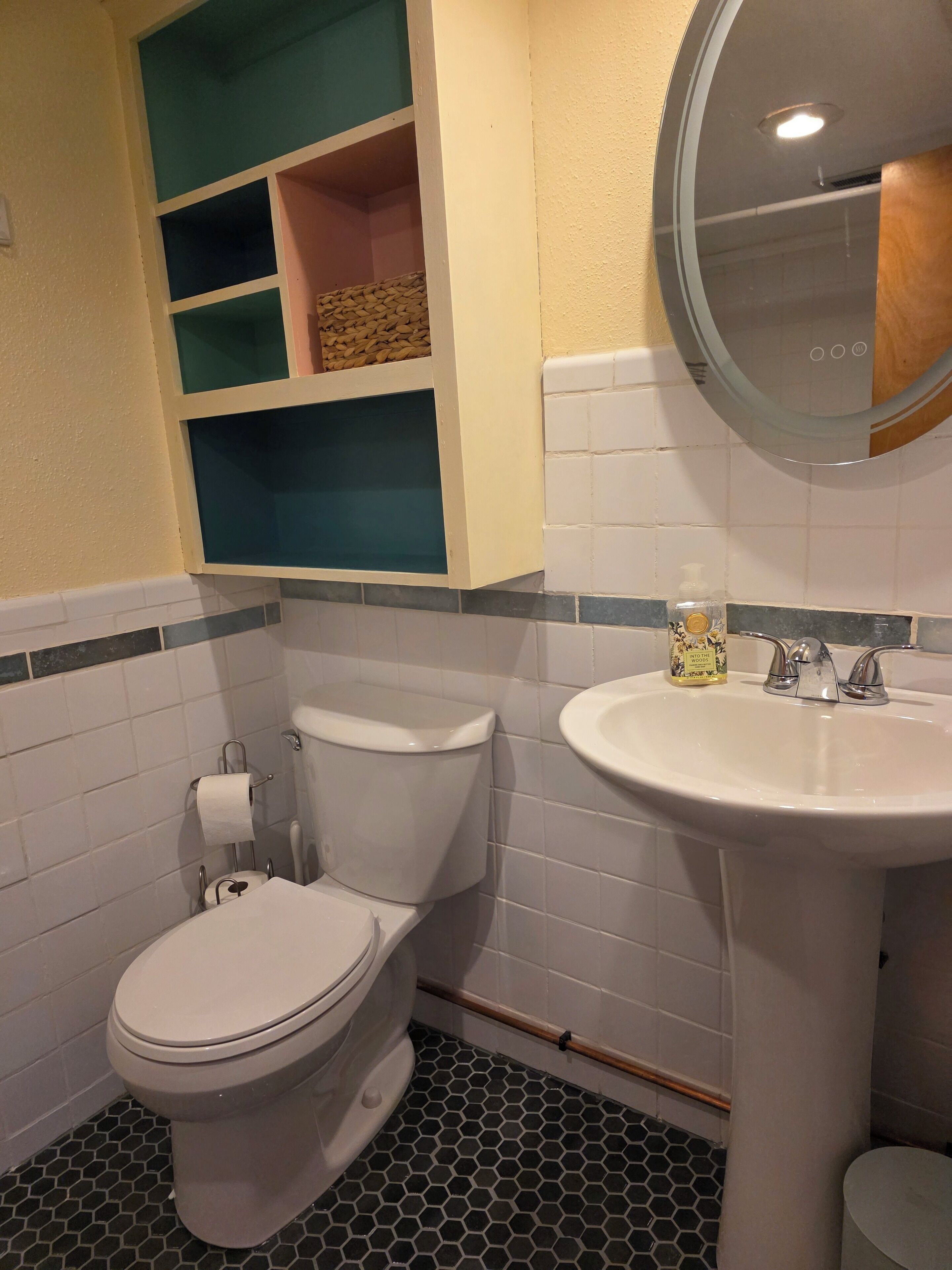 Hårtørrer, håndklæder, Sæbe, Toiletpapir