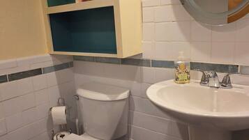 Hårtørrer, håndklæder, Sæbe, Toiletpapir