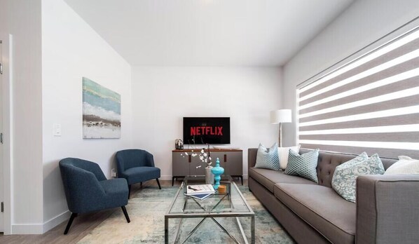 Smart TV, table football, books - New - Chic Modern Home - King bed - Foosball - Sleeps 8! (Edmonton)