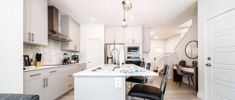 Refrigerador, microondas, horno, placa de cocina