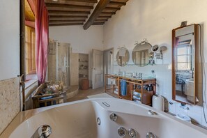 Shower, jetted tub, hair dryer, bidet - Villa Tignano with Pool (Barberino Tavarnelle)