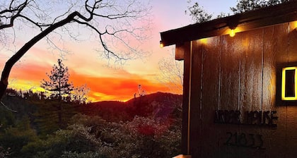 Luxury 3Bed •2 En-suites • Views + Wood burner, & DISCO LOO