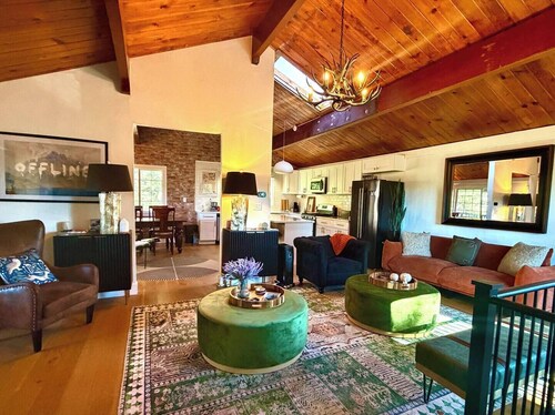 Luxury 3Bed •2 En-suites • Views + Wood burner, & DISCO LOO