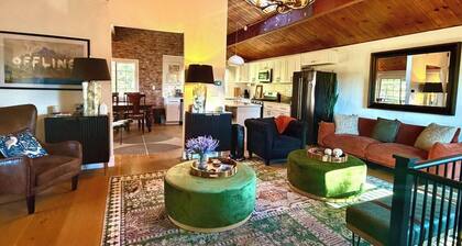 Luxury 3Bed •2 En-suites • Views + Wood burner, & DISCO LOO