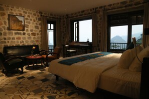 Desk, laptop workspace, free WiFi - Ha Giang Aya Lodge (Dong Van)