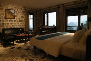 Suite Confort, balcón, vistas a la montaña | Escritorio, espacio para trabajar con un portátil, wifi gratis