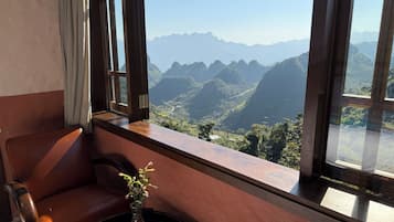 Escritorio, espacio para trabajar con laptop y wifi gratis