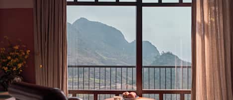 华丽双人房, 阳台, 山景 | 办公桌、笔记本电脑工作区、免费 WiFi、床单