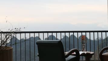 Luxury-Bungalow, Bergblick | Balkon