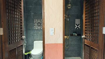 Family Suite, Mountain View, Ground Floor | Bilik Mandi | Pengering rambut, tuala disediakan, sabun, syampu