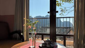 Family Suite, Mountain View, Ground Floor | Meja, ruang kerja komputer riba, Wi-fi percuma