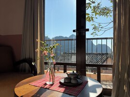 Suite familiar, vistas a la montaña, planta baja | Escritorio, espacio para trabajar con un portátil, wifi gratis