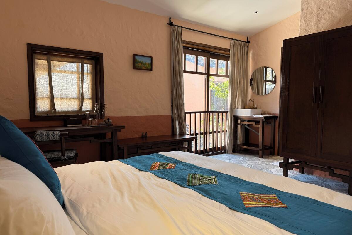 Desk, laptop workspace, free WiFi, bed sheets