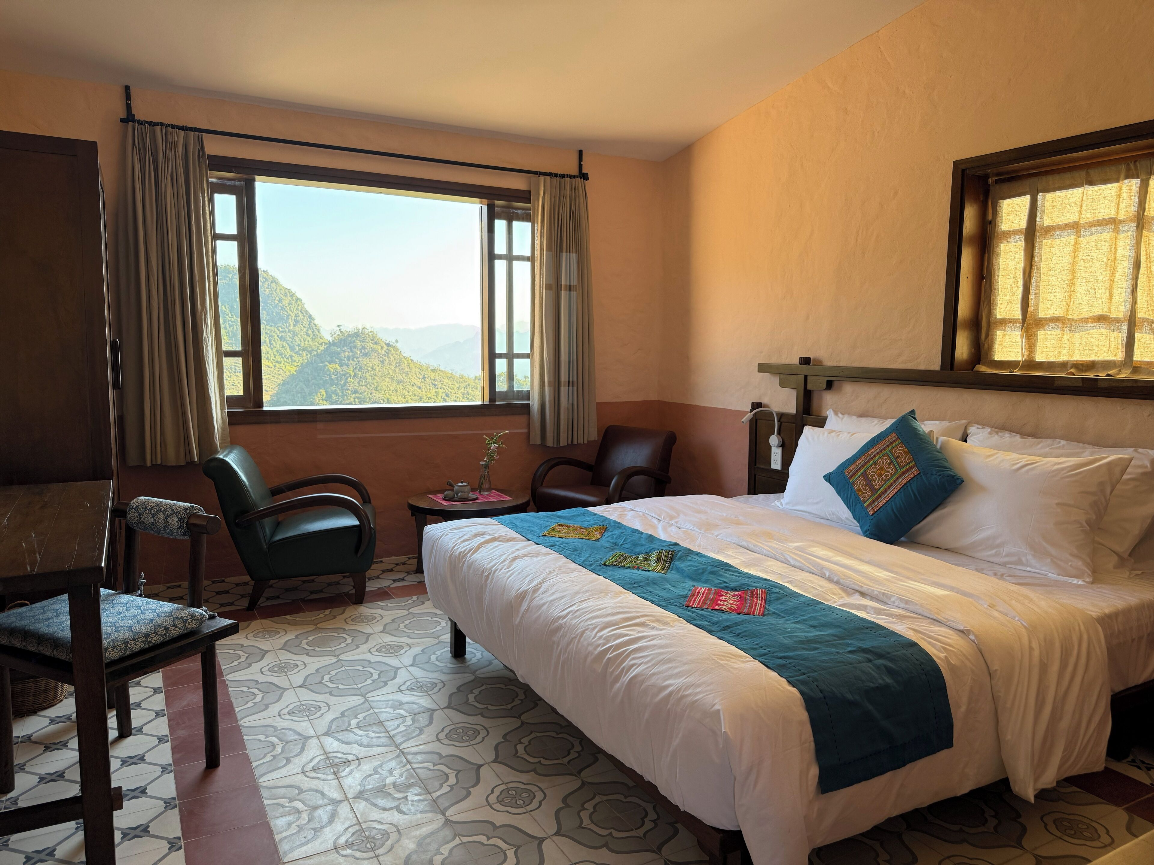 Desk, laptop workspace, free WiFi, bed sheets