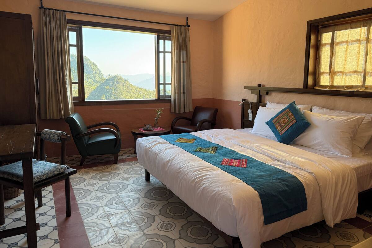 Desk, laptop workspace, free WiFi, bed sheets