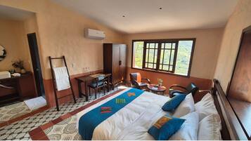 Deluxe Double Room, Balcony, Mountain View | Meja, ruang kerja komputer riba, Wi-fi percuma