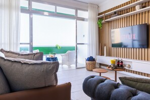 Căn hộ | Khu phòng khách | Smart TV 55-inch có truyền hình cáp 