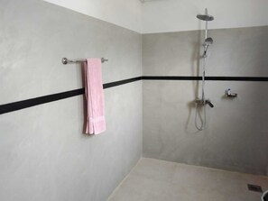 Een douche, een haardroger, handdoeken, zeep