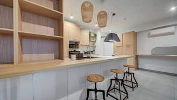 Coffee/tea maker, fridge, microwave, oven
