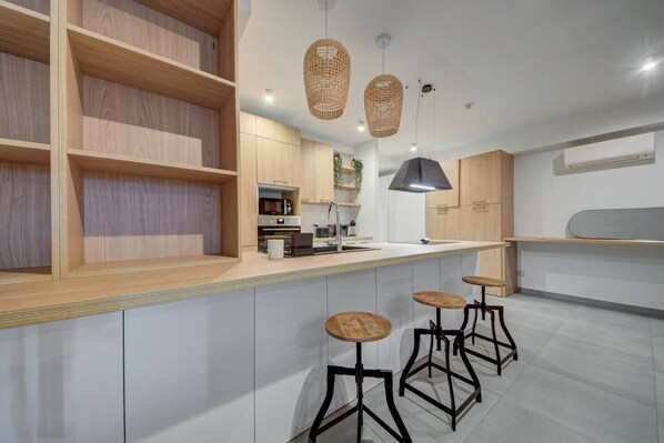 Jääkaappi, mikroaaltouuni, uuni, liesi