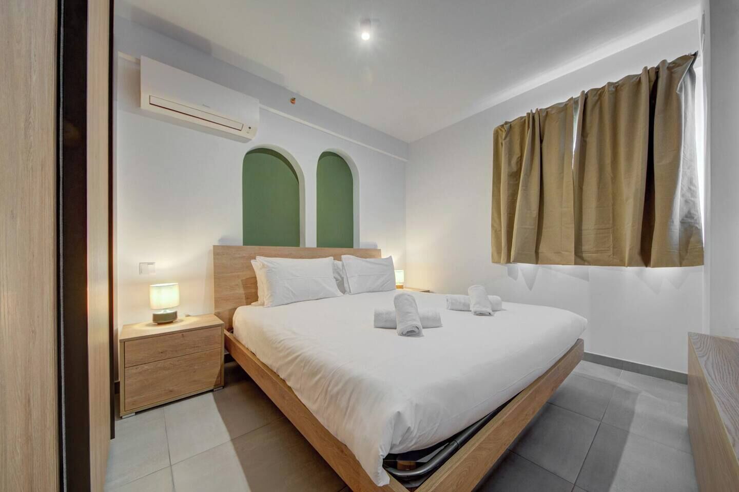 Desk, iron/ironing board, WiFi, bed sheets