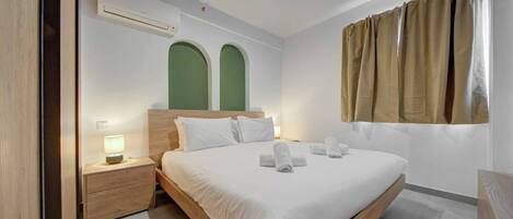 Desk, iron/ironing board, WiFi, bed sheets