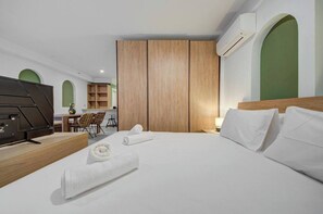 Desk, iron/ironing board, WiFi, bed sheets - Chic Open-Plan Studio with Private Balcony (St. Julian`s)