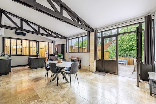 Charming workshop with jacuzzi near St-Emilion