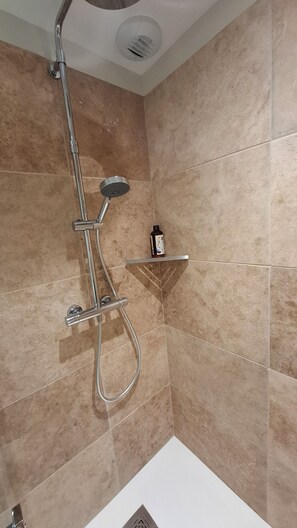 Shower, towels, soap, toilet paper - Charming workshop with jacuzzi near St-Emilion (Branne)