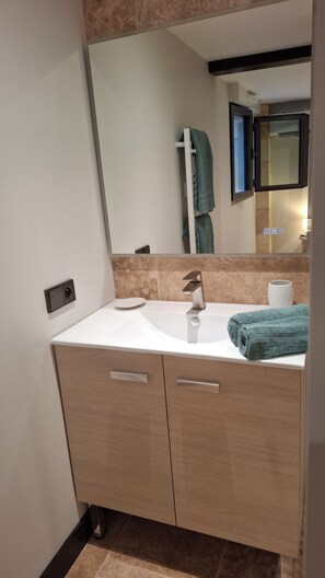 Shower, towels, soap, toilet paper - Charming workshop with jacuzzi near St-Emilion (Branne)