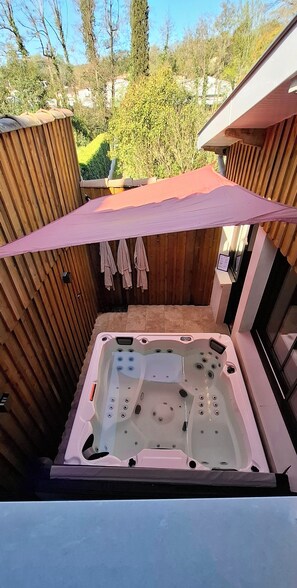 Terrace/patio - Charming workshop with jacuzzi near St-Emilion (Branne)