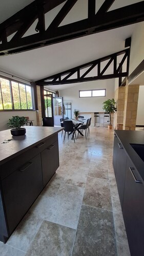 Charming workshop with jacuzzi near St-Emilion