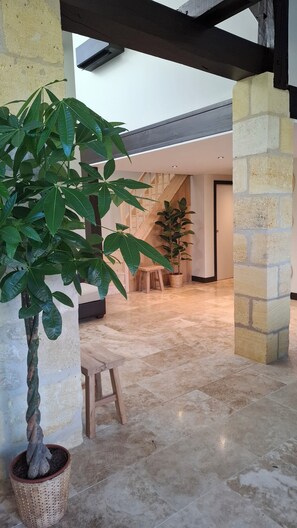 Interior - Charming workshop with jacuzzi near St-Emilion (Branne)