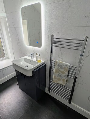 Pyyhkeet, saippua, sampoo, vessapaperi