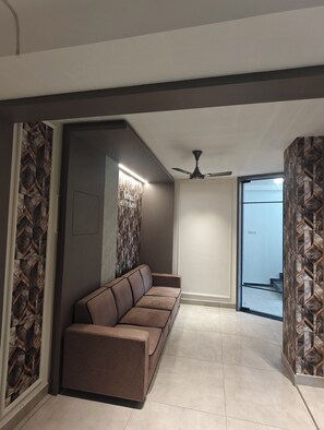 32-inch LED TV with satellite channels - Hotel Kutch Inn (Bhuj)