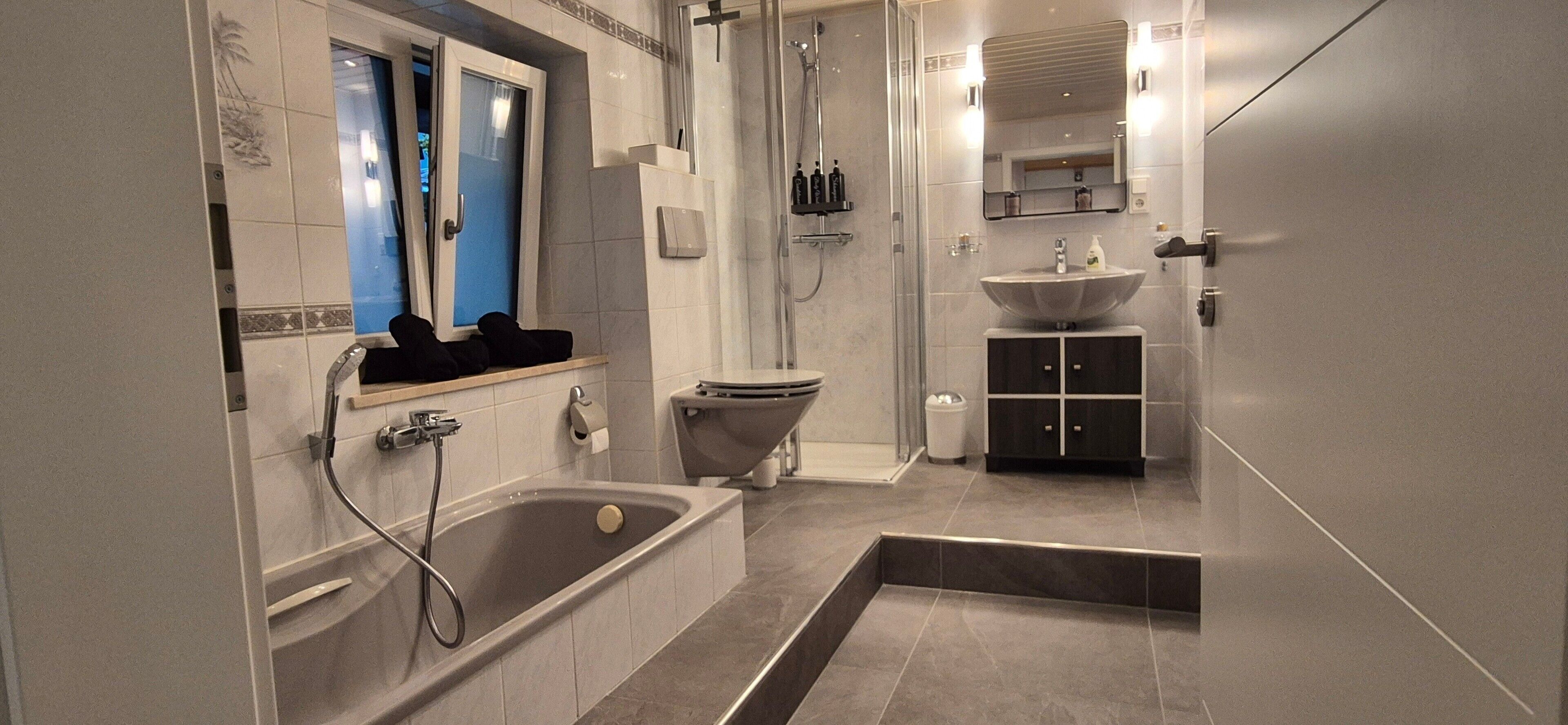 Dusche, Haartrockner, Handtücher